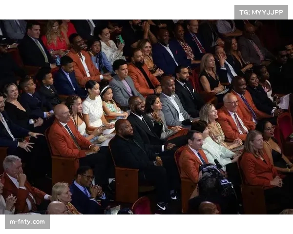 詹姆斯携布朗尼畅享高尔夫亲情时光父子同庆生日温馨满溢